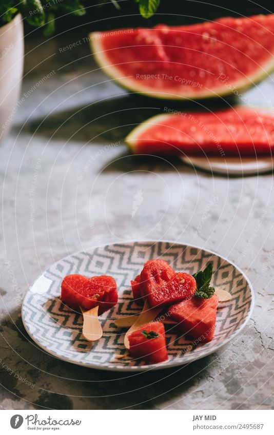 Herzförmige Scheiben von Wassermelone Lebensmittel Frucht Ernährung Essen Schwerpunkt Teller herzförmig lecker Sommer sommerlich rot Innenaufnahme Menschenleer