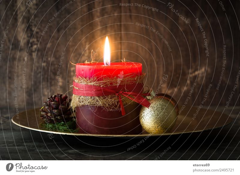 Weihnachtskerzen auf Holzuntergrund. Weihnachten & Advent Kerze rot Gelassenheit Windstille Dekoration & Verzierung Ornament Feuer Holztisch Feste & Feiern