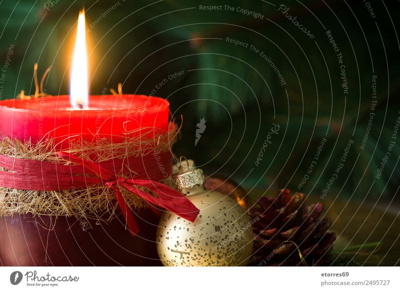 Weihnachtskerzen auf Holzuntergrund. Kopierbereich. Weihnachten & Advent Kerze rot Gelassenheit Windstille Dekoration & Verzierung Ornament Feuer Holztisch