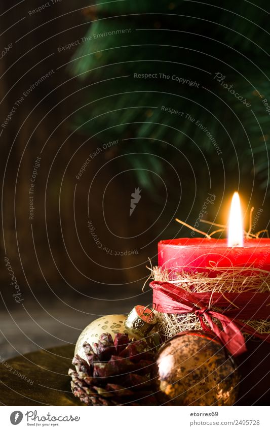 Weihnachtskerzen auf Holzuntergrund. Kopierbereich. Weihnachten & Advent Kerze rot Gelassenheit Windstille Dekoration & Verzierung Ornament Feuer Holztisch