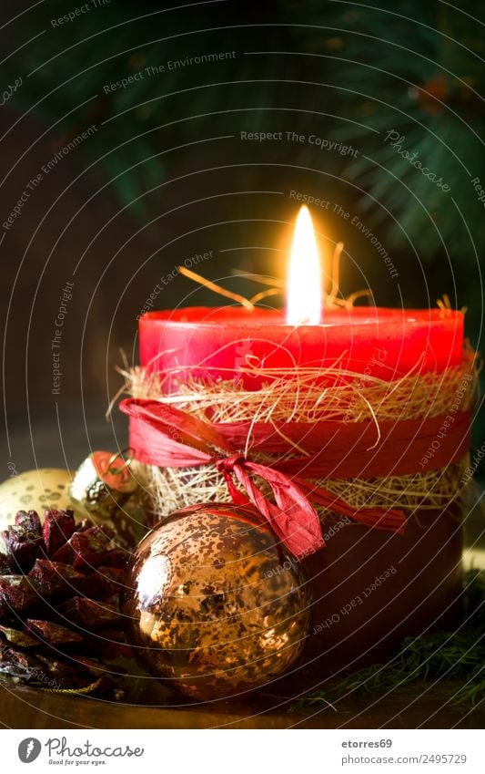 Weihnachtskerzen auf Holzuntergrund. Weihnachten & Advent Kerze rot Gelassenheit Windstille Dekoration & Verzierung Ornament Feuer Holztisch Feste & Feiern