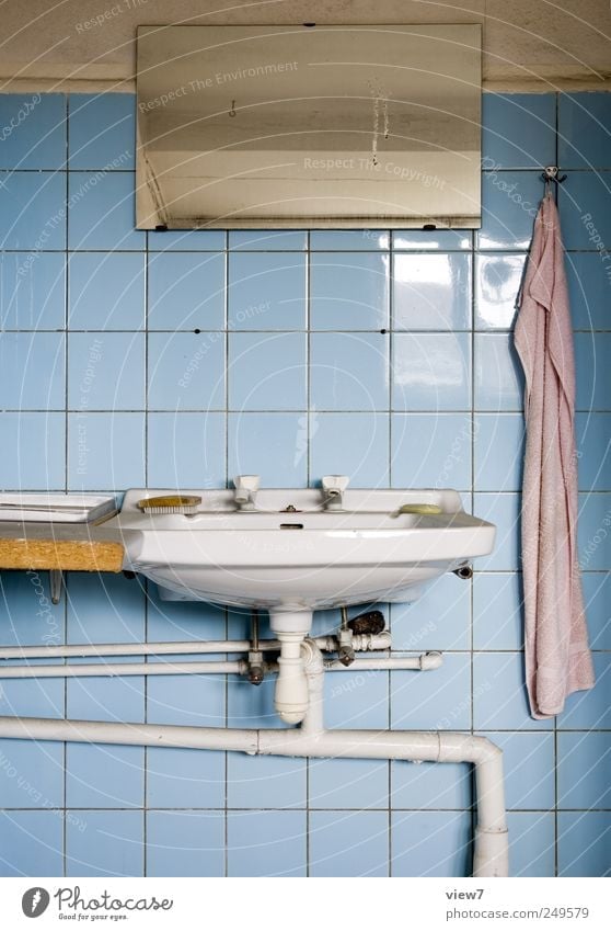 Badezimmer Renovieren Umzug (Wohnungswechsel) einrichten Raum Spiegel Stein Linie Streifen alt Billig ästhetisch Einsamkeit Ordnung rein Verfall Vergangenheit