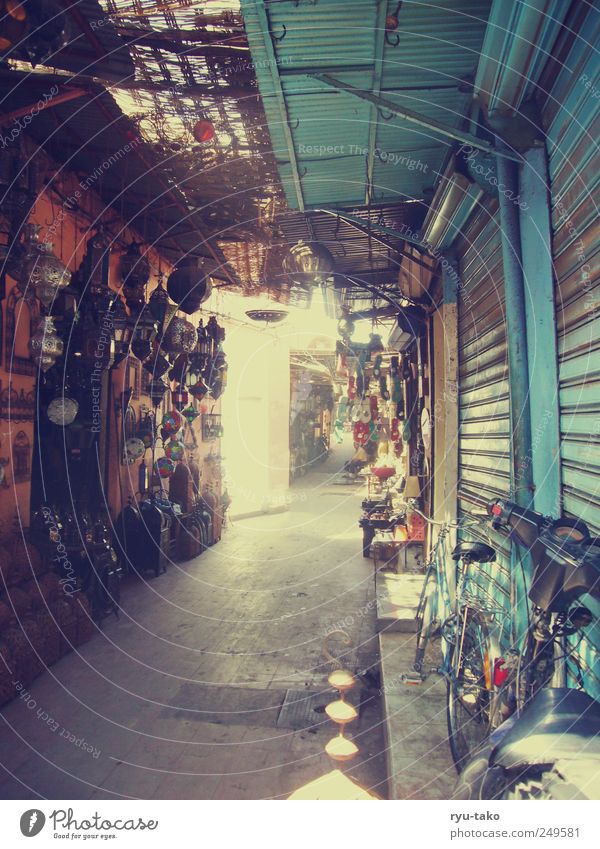 bazar Stadt Menschenleer Marktplatz Ferne retro mehrfarbig stagnierend Stimmung Basar Durchgang Lampe hell Tor Ladengeschäft Marrakesch Marokko Gang Handel