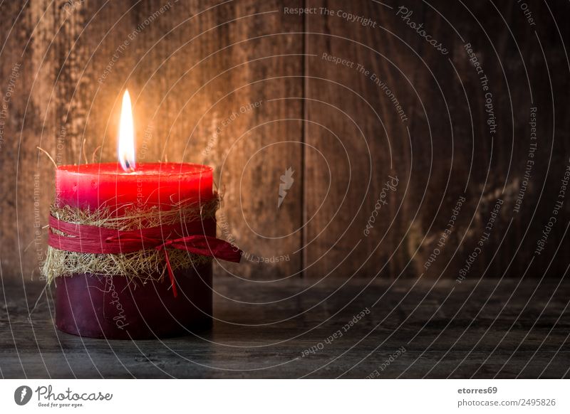 Rote Kerze Weihnachten & Advent rot Gelassenheit Windstille Dekoration & Verzierung Ornament Feuer Holztisch Feste & Feiern Jahreszeiten Winter Erholung Wärme