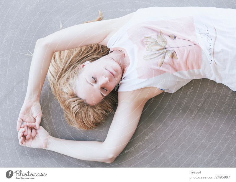 entspannende Yogastunde Lifestyle schön Körper Fitness Erholung ruhig Meditation Mensch feminin Frau Erwachsene Weiblicher Senior 1 45-60 Jahre T-Shirt blond