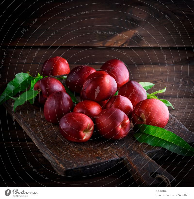 rote reife Pfirsiche Nektarine Frucht Dessert Ernährung Sommer Tisch Holz frisch saftig braun Hintergrund Lebensmittel Gesundheit süß roh ganz geschmackvoll