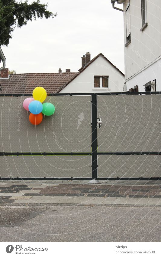Kampf der Grauzone Haus Eingangstor Dachgiebel Straße Bürgersteig Feste & Feiern leuchten trist mehrfarbig grau Hoffnung Kindheit Häusliches Leben Luftballon