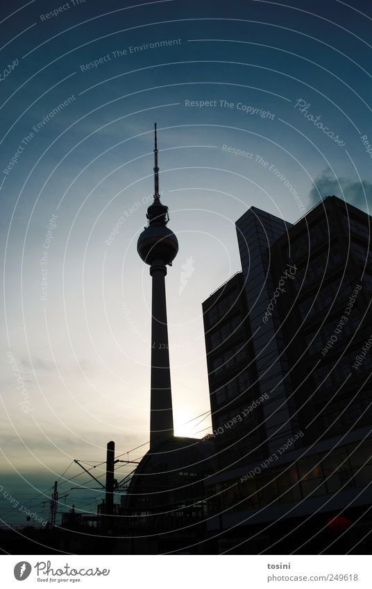 am alex Berlin Berliner Fernsehturm Alexanderplatz Stadt Hauptstadt Haus Bauwerk Architektur Antenne Sehenswürdigkeit Wahrzeichen blau Vignettierung Turm