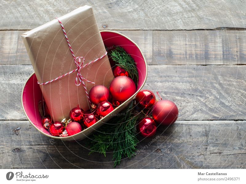 Weihnachtsgeschenke im Korb mit roten Bällen. Freude Winter Dekoration & Verzierung Tisch Feste & Feiern Weihnachten & Advent Seil Paket Holz Ornament schreiben