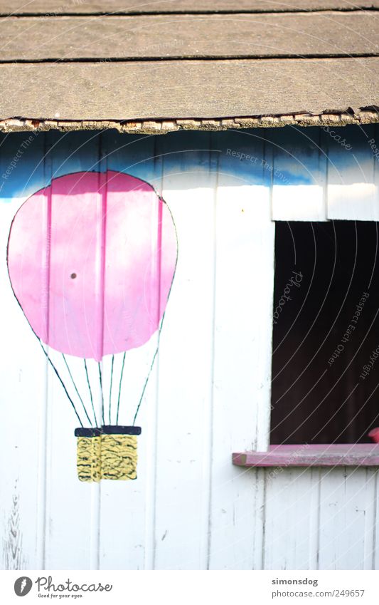 traumhaus Spielen Haus Garten Hütte Fassade Fenster Dach fliegen leuchten alt dreckig retro Abenteuer entdecken Holzwand Ballone Baracke träumen Gartenhütte