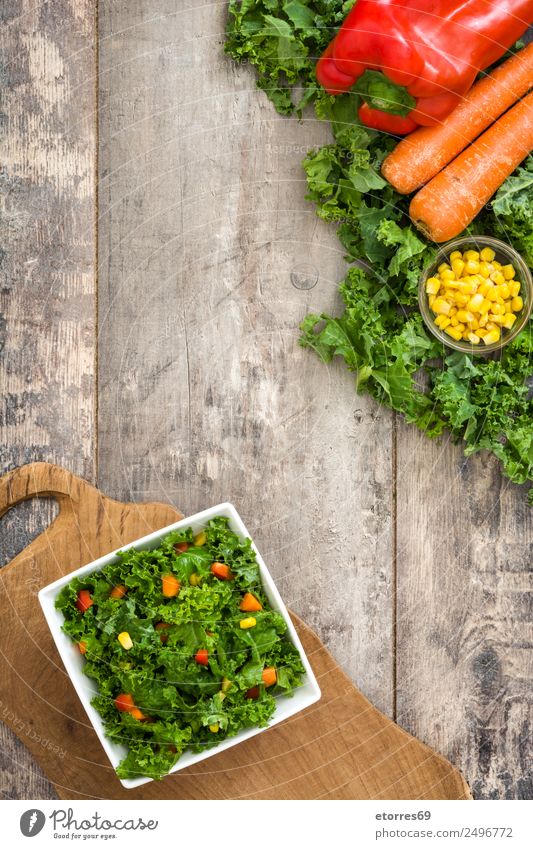 Grünkohl-Salat und Zutaten auf Holz Lebensmittel Gesunde Ernährung Foodfotografie Gemüse Kopfsalat Salatbeilage Mittagessen Bioprodukte Vegetarische Ernährung