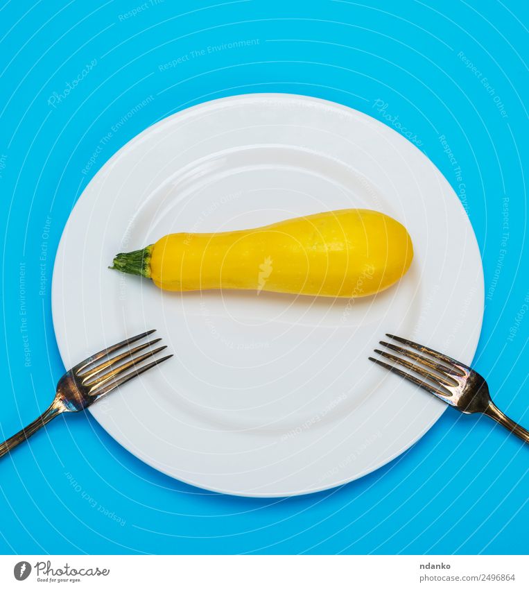 eine weiße Keramikplatte eindrücken Gemüse Ernährung Essen Vegetarische Ernährung Diät Teller Gabel Lifestyle Gesundheitswesen frisch lang natürlich blau gelb