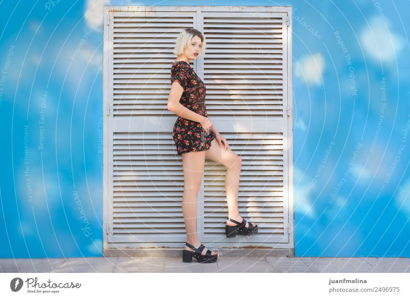 Blondes Mädchen, das an einer Tür posiert. Lifestyle kaufen elegant Stil schön Körper feminin 18-30 Jahre Jugendliche Erwachsene Musik Mode Bekleidung Graffiti