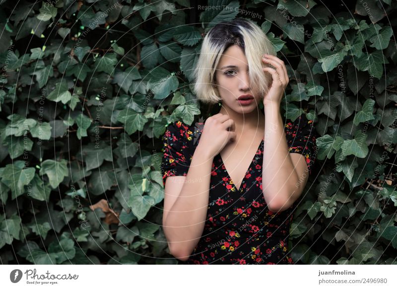 Porträt eines jungen blonden Mädchens Lifestyle elegant Stil Design Park Mode Gefühle Farbfoto Blick