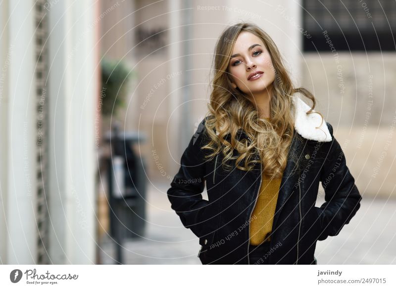 Blonde russische Frau im urbanen Hintergrund Lifestyle Stil schön Haare & Frisuren Gesicht Winter Mensch feminin Junge Frau Jugendliche Erwachsene 1 18-30 Jahre