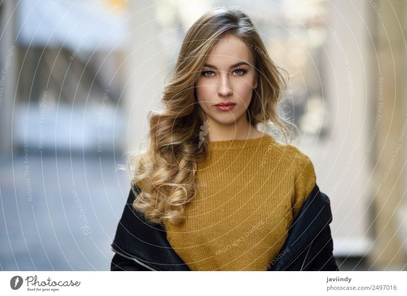 Blonde russische Frau im urbanen Hintergrund Stil schön Haare & Frisuren Mensch feminin Junge Frau Jugendliche Erwachsene 1 18-30 Jahre Straße Mode Rock