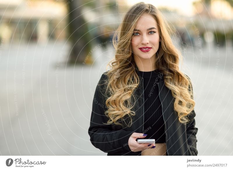 Blonde russische Frau im urbanen Hintergrund Lifestyle Stil schön Haare & Frisuren Telefon Mensch feminin Junge Frau Jugendliche Erwachsene 1 18-30 Jahre Herbst