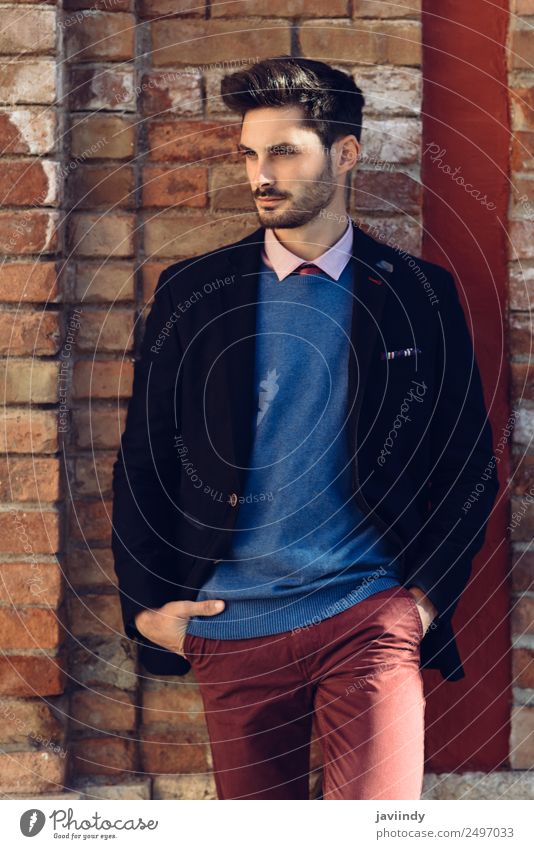 Attraktiver Mann auf der Straße im eleganten britischen Anzug. Lifestyle Stil schön Haare & Frisuren Business Mensch maskulin Junger Mann Jugendliche Erwachsene