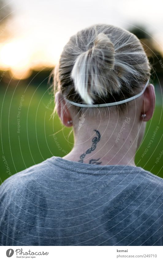 Sportfrisur Mensch Junge Frau Jugendliche Erwachsene Leben Kopf Haare & Frisuren Ohr Rücken Hals 1 18-30 Jahre T-Shirt Accessoire Tattoo Ohrringe Haarband blond