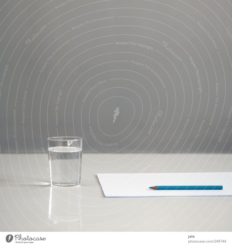 am anfang... Getränk Erfrischungsgetränk Trinkwasser Glas Papier Tisch Schreibstift blau grau weiß Ordnungsliebe Reinheit Hemmung Angst Nervosität Beginn