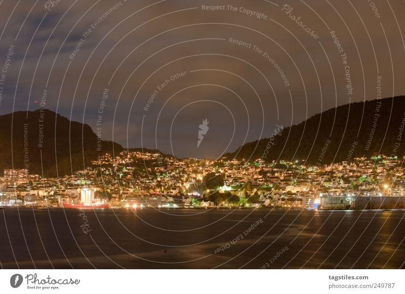 BERGEN Weitwinkel Bergen Stadt Nacht Dämmerung Atlantik Hafenstadt Europa Norwegen Langzeitbelichtung Reflexion & Spiegelung Wasseroberfläche Wasserspiegelung