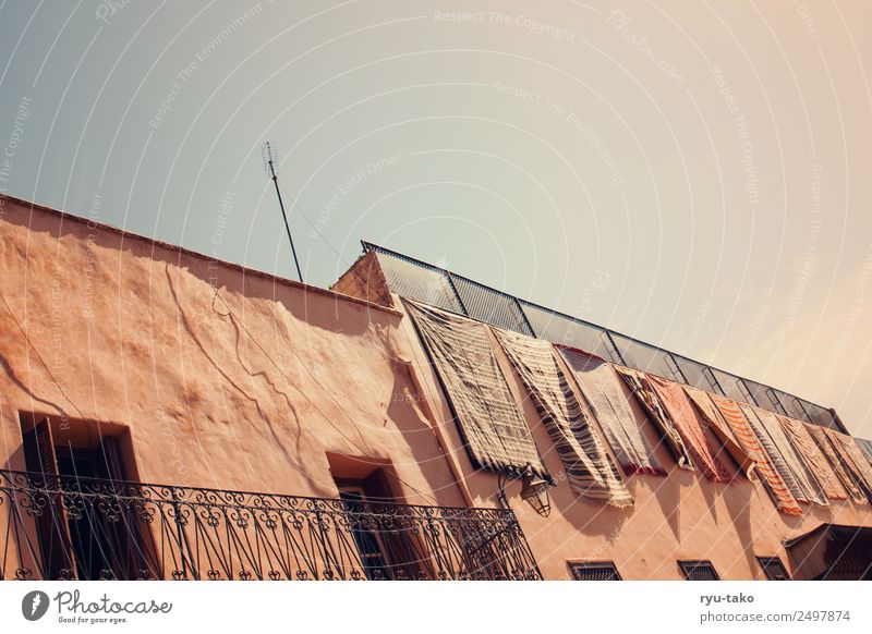 Da wohnt Aladin Marrakesch Marokko Stadt Altstadt Haus Riad Balkon Fenster Tür Dach alt ästhetisch schön trocken Wärme Teppich Naher und Mittlerer Osten