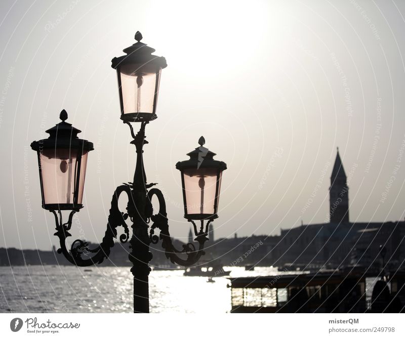 shining city. Kunst ästhetisch Laterne Laternenpfahl Venedig Veneto Italien Beleuchtung Campanile San Marco Meer Urlaubsstimmung Urlaubsfoto Urlaubsort