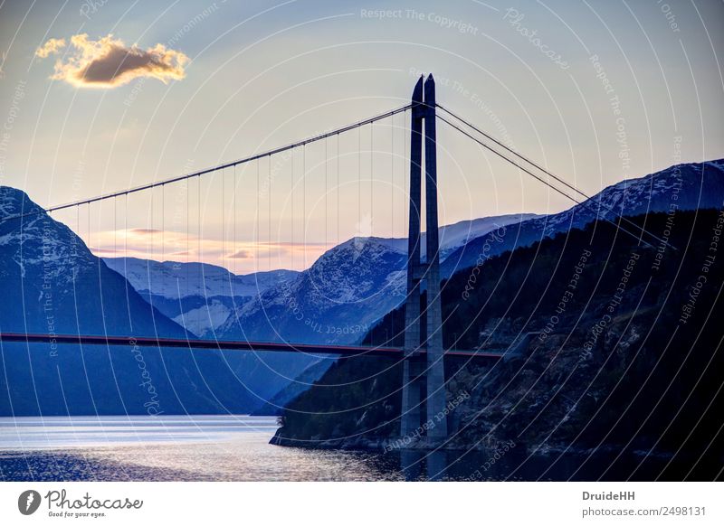 Norwegische Morgenstimmung Landschaft Wasser Himmel Wolken Horizont Felsen Berge u. Gebirge Fjord Brücke Pylon Kreuzfahrt gigantisch Unendlichkeit Stimmung