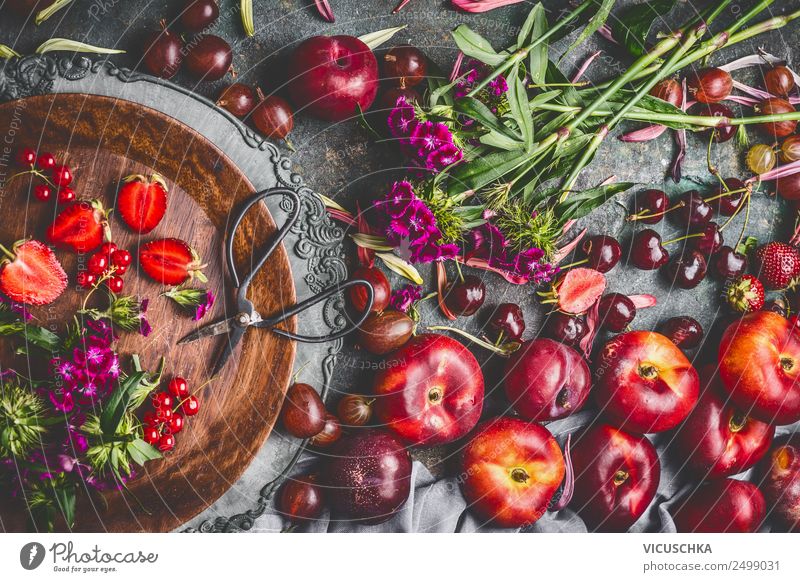 Beeren , Pfirsiche und Blumen aus Garten auf retro Tisch Lebensmittel Frucht Ernährung Frühstück Bioprodukte Vegetarische Ernährung Teller Stil Design