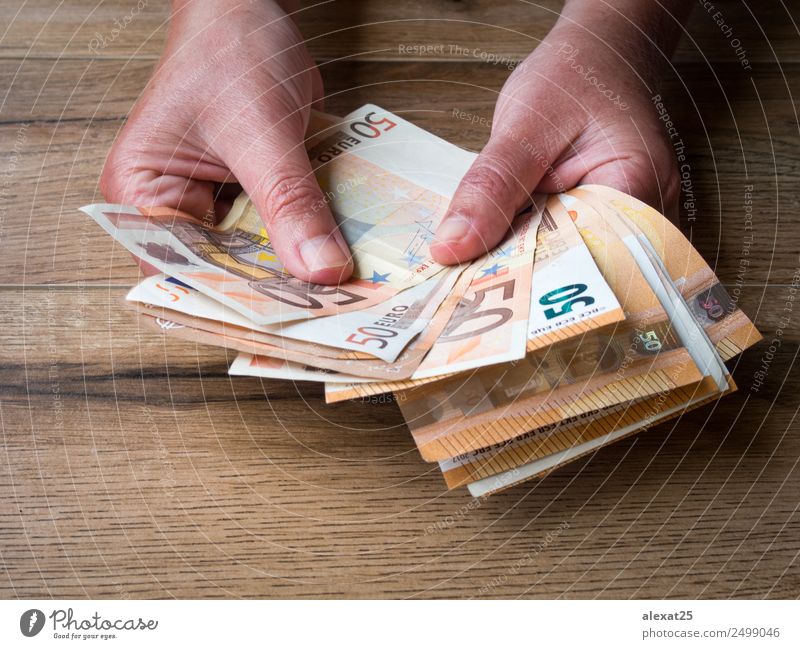 Frauenhände mit einer Gruppe von fünfzig Euro-Banknoten kaufen Geld sparen Erfolg Wirtschaft Kapitalwirtschaft Business Erwachsene Hand bezahlen reich weiß