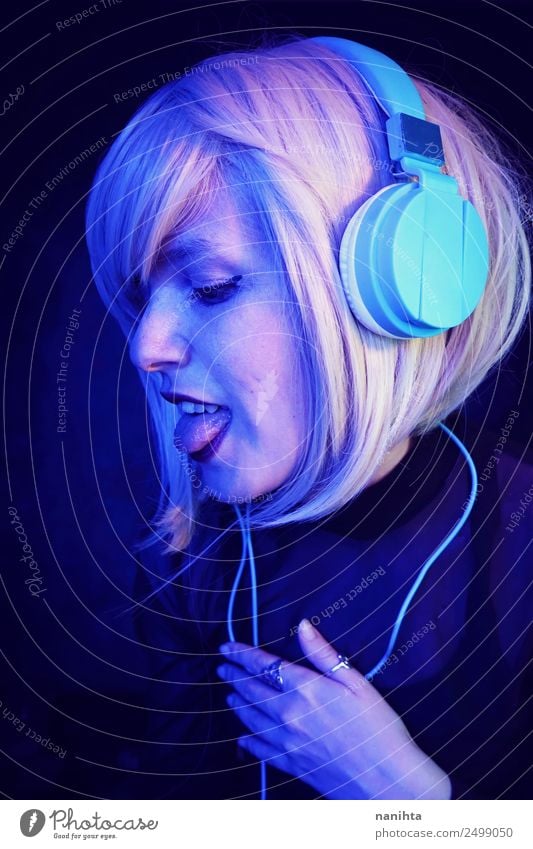 Junge Frau beim Musikhören Lifestyle Stil Design exotisch Freude Nachtleben Entertainment Party Veranstaltung Diskjockey Headset Kopfhörer Technik & Technologie