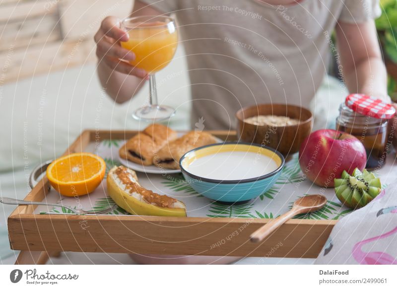 Frau in der Frühstückszeit Apfel Banane Schlafzimmer Butter Schokolade Kaffee konventionell enthalten Essen Lebensmittel Gesunde Ernährung Foodfotografie