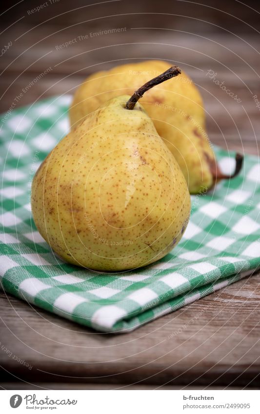 Zwei Birnen Frucht Ernährung Frühstück Picknick Bioprodukte Vegetarische Ernährung frisch Gesundheit Tisch Serviette kariert Ernte Holzbrett 2 paarweise