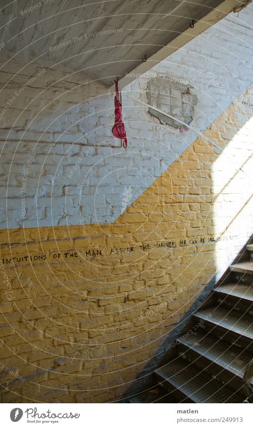 mehr Fingerspitzengefühl Menschenleer Haus Fabrik Mauer Wand Unterwäsche Stein Metall hängen intuition BH "Treppe Treppenhaus" "gelb rot ,weiss" Haken