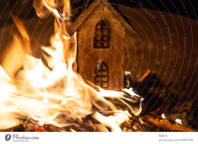 Fire Holz Aggression Zerstörung Feuer Holzhaus brennen Dekoration & Verzierung Nachtleben Farbfoto Außenaufnahme Menschenleer