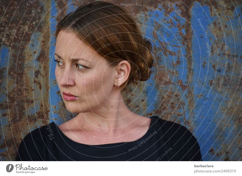 Emotion | ins Gesicht geschrieben feminin Frau Erwachsene 1 Mensch Mauer Wand Fassade Metall Rost Blick stehen blau Gefühle Wachsamkeit Leben standhaft