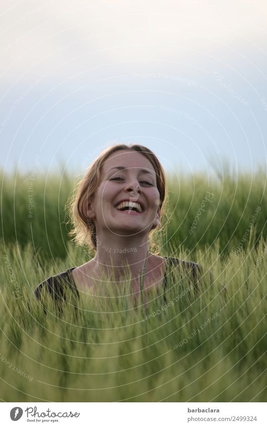 Überraschung | Huhu, hier bin ich! feminin Frau Erwachsene Kopf 1 Mensch Natur Pflanze Urelemente Himmel Getreide Feld lachen Fröhlichkeit Gefühle Freude