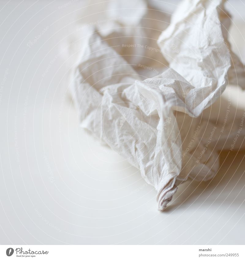 Tränen-Trockner Zeichen Traurigkeit Sorge Papier Falte Strukturen & Formen Freisteller tränentrockner Unschärfe Detailaufnahme abstrakt Taschentuch