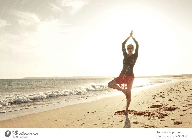 Baum am Strand Wellness Erholung Meditation Ferien & Urlaub & Reisen Sommer Sommerurlaub Meer Wellen Yoga feminin Junge Frau Jugendliche 1 Mensch Lebensfreude