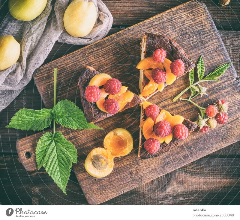 Stückchen Hüttenkäsekuchen Käse Frucht Dessert Ernährung Tisch frisch hell lecker braun rot weiß Farbe Himbeeren Aprikose Käsekuchen Kuchen Beeren Lebensmittel