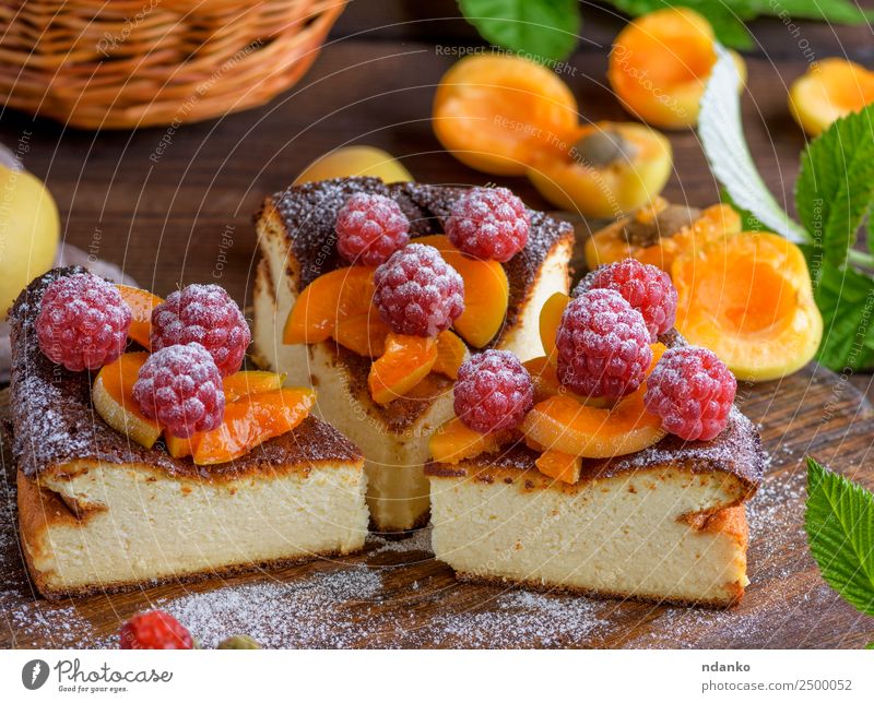 Stückchen Hüttenkäsekuchen Käse Frucht Kuchen Dessert Ernährung Tisch frisch hell lecker braun rot weiß Farbe Himbeeren Aprikose Käsekuchen Beeren Lebensmittel