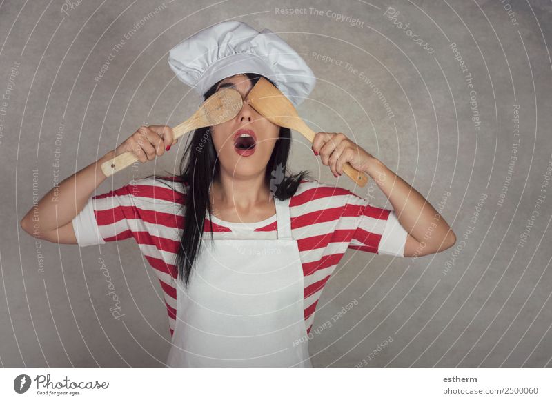 lustige Frau mit Holzlöffeln Lebensmittel Ernährung Abendessen Diät Löffel Lifestyle Freude Küche Restaurant Kindererziehung Gastronomie Mensch feminin