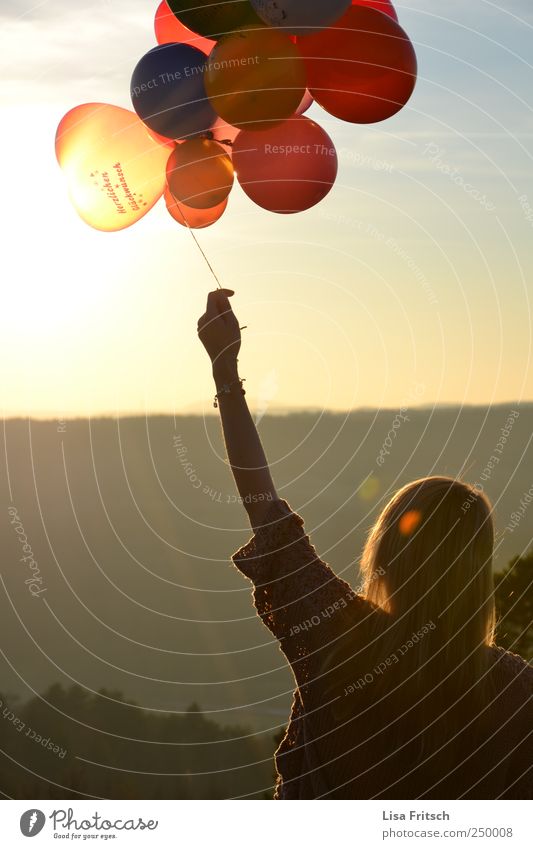 der sonne entgegen Junge Frau Jugendliche 1 Mensch 18-30 Jahre Erwachsene Luftballon Abenteuer Glück Hoffnung Horizont Leben Lebensfreude Freude Farbfoto