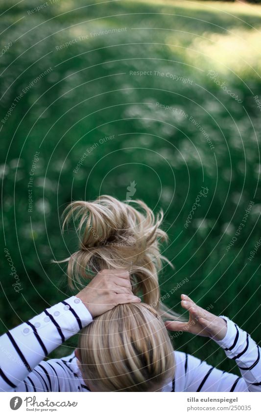 zopfgummi wanted. maskulin 1 Mensch blond Zopf authentisch natürlich feminin grün weiß Bewegung schön Haare & Frisuren zusammenbinden Pferdeschwanz
