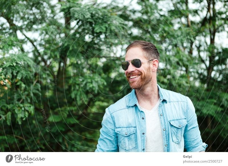 Lässiger Typ Lifestyle Stil Glück Haare & Frisuren Gesicht Erholung Sommer Mensch maskulin Junge Mann Erwachsene Natur Park Mode Hemd Sonnenbrille Vollbart