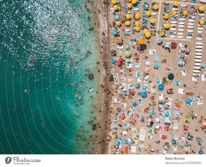 Luftaufnahme von fliegenden Drohnen der Menschenmenge, die sich am Strand in Rumänien am Schwarzen Meer entspannen. Fluggerät Aussicht Sand Hintergrundbild