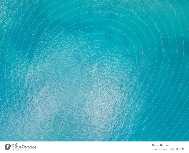 Luftbild des verlorenen Menschen in der Mitte des Ozeans Fluggerät Aussicht Schwimmsport Meer oben Mann Ferien & Urlaub & Reisen Sommer Wasser tropisch blau