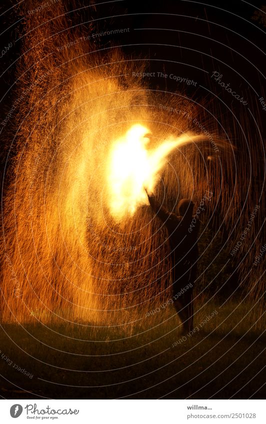 Funkenregen Feuer Mensch bedrohlich heiß brennen Brand löschen Farbfoto Nacht Feuerregen