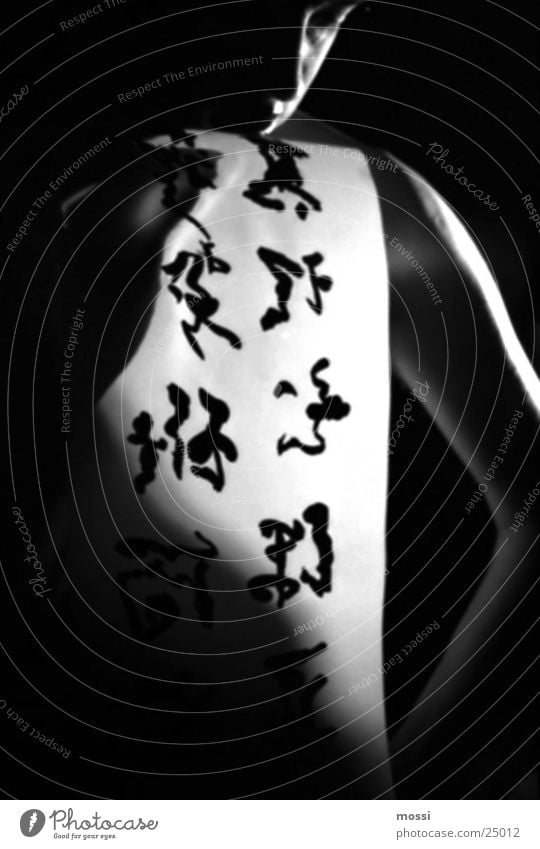 Kalligrafie mit dem Mund Kalligraphie Mann geschmackvoll Licht dunkel Porträt Chinesisch Typographie Pergamentpapier Tusche Tinte Mensch Schwarzweißfoto