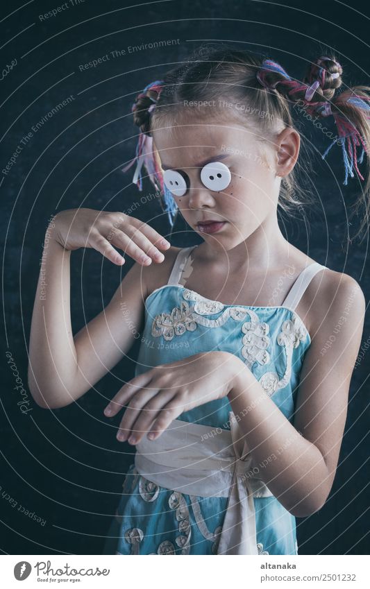 Porträt eines jungen traurigen kleinen Mädchens Kind Mensch Familie & Verwandtschaft Kindheit Hand Kunst Puppe Traurigkeit Gefühle Sorge Trauer Müdigkeit